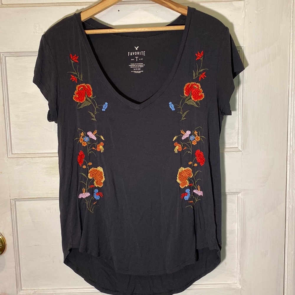 Gray Flower Embroidered T-Shirt🌫💐